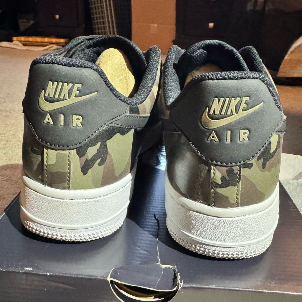 NIKE AIR FORCE 1 07 LV8 MEDIUM OLIVE-BLK "OLIVE CAMO" GREEN SZ 10 [823511-201]
